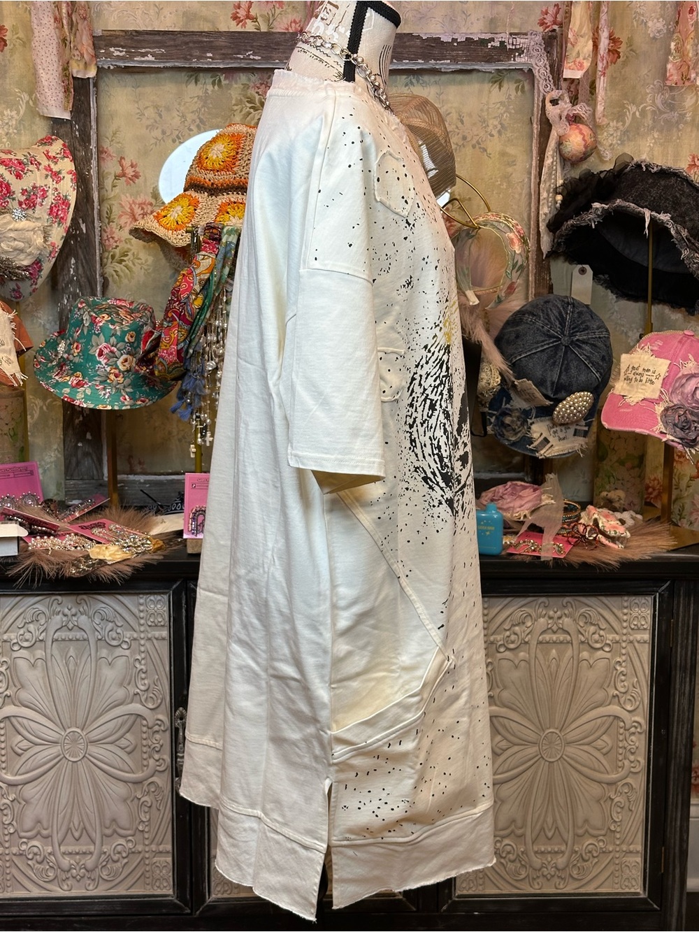 BLUE VELVET White Graphic Splatter T-Shirt Dress with ABSTRACT WOLF Print - Picture 5 of 12